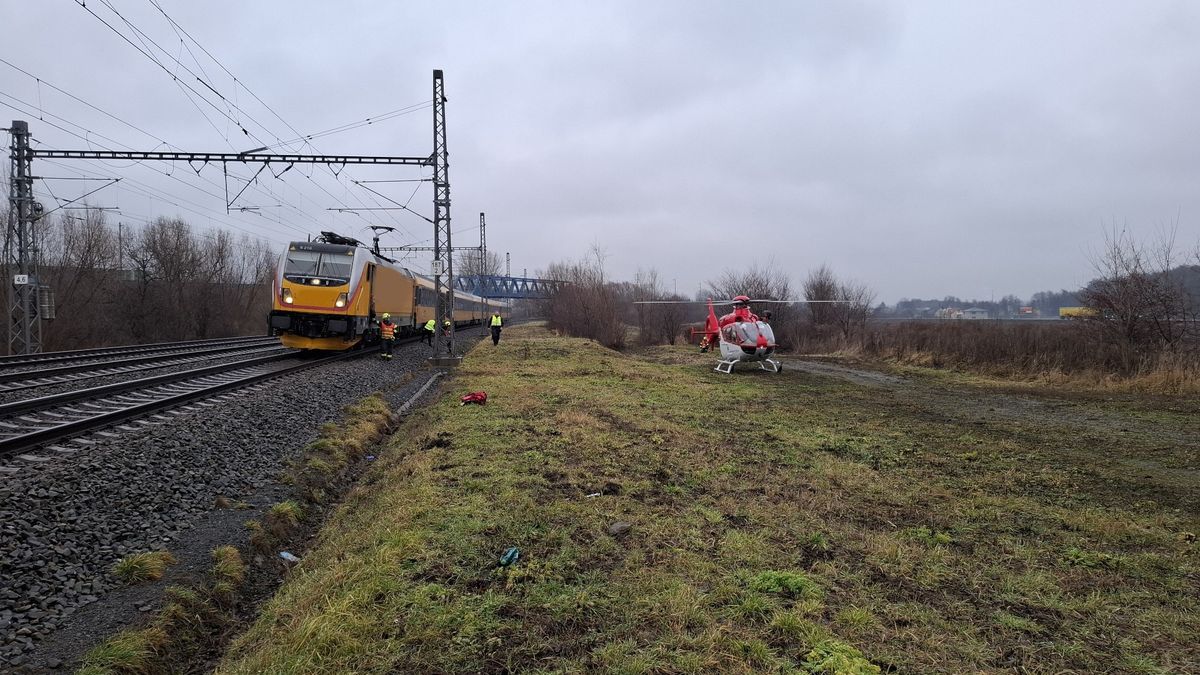 Muž na Přerovsku spadl do kolejiště, vlak projel nad ním. Vyvázl takřka bez zranění